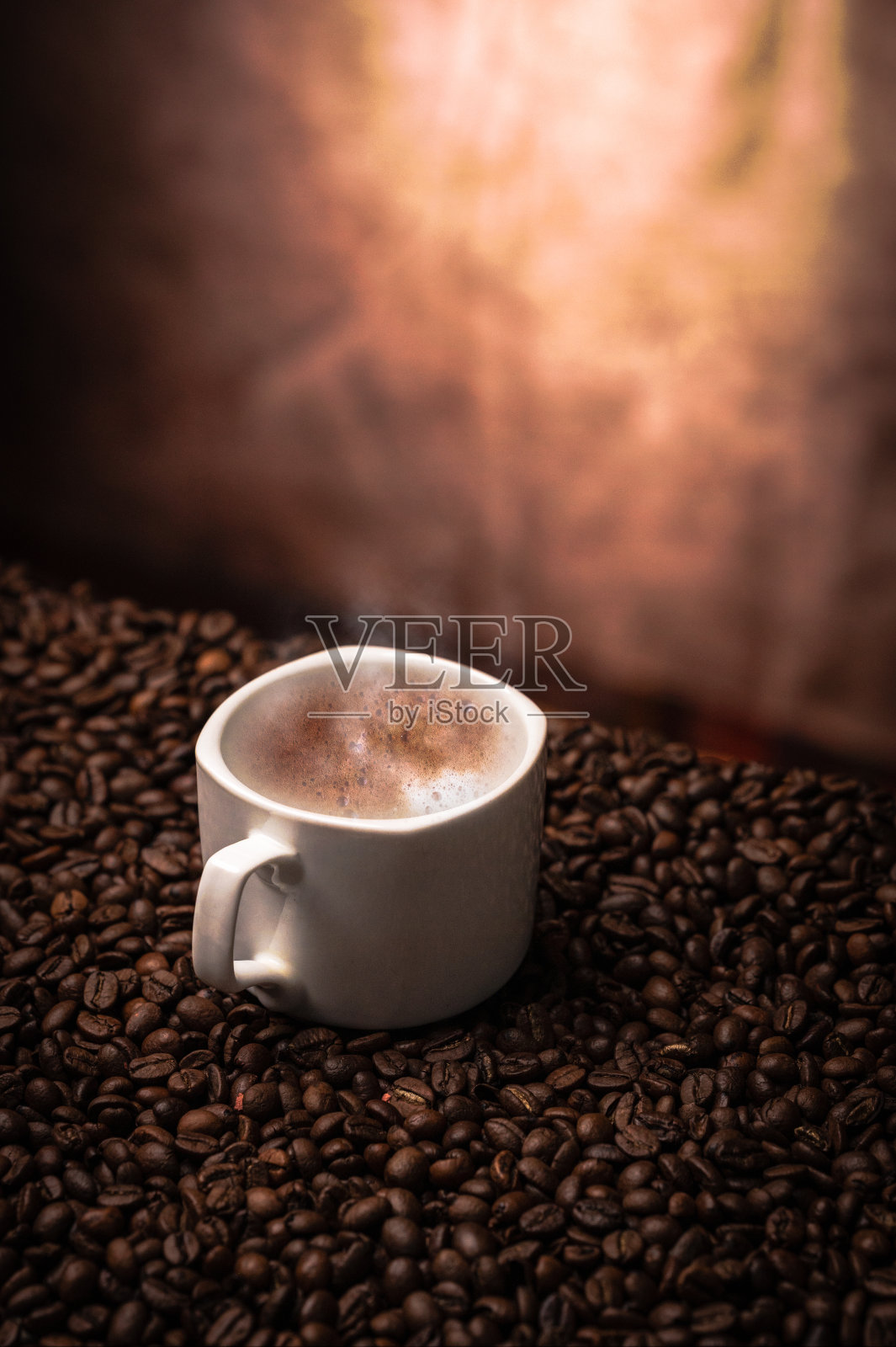 咖啡在谷物和散焦照明背景上照片摄影图片