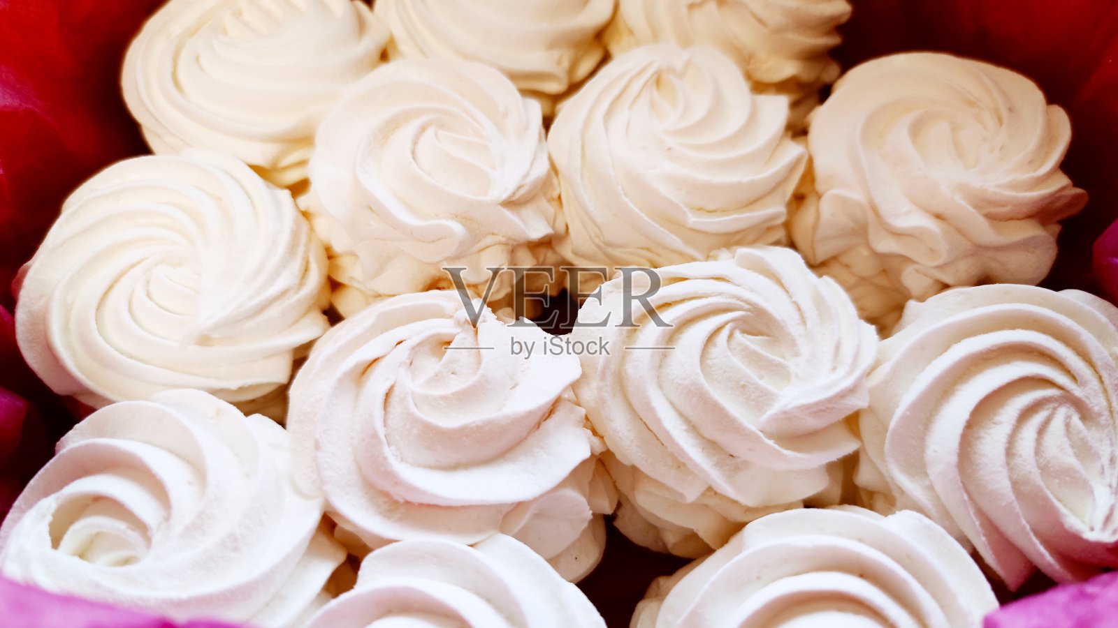 近距离观察盒子里的美味泽菲尔照片摄影图片