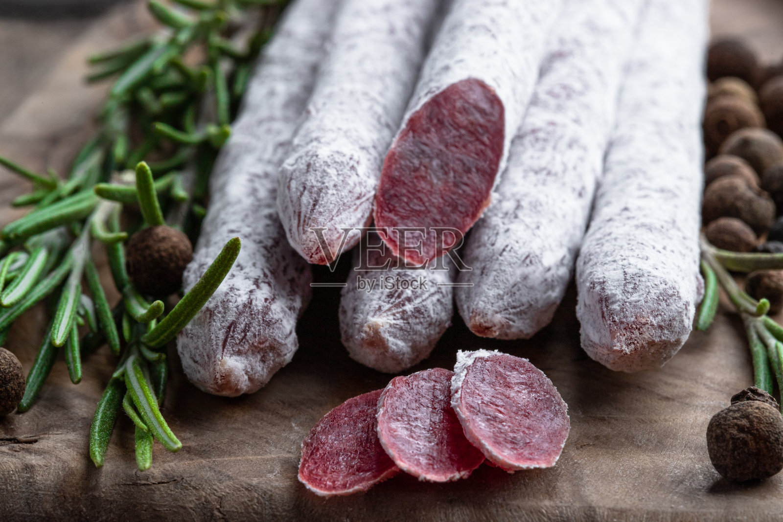 西班牙干腌香肠,迷迭香和香料,放在木板上照片摄影图片