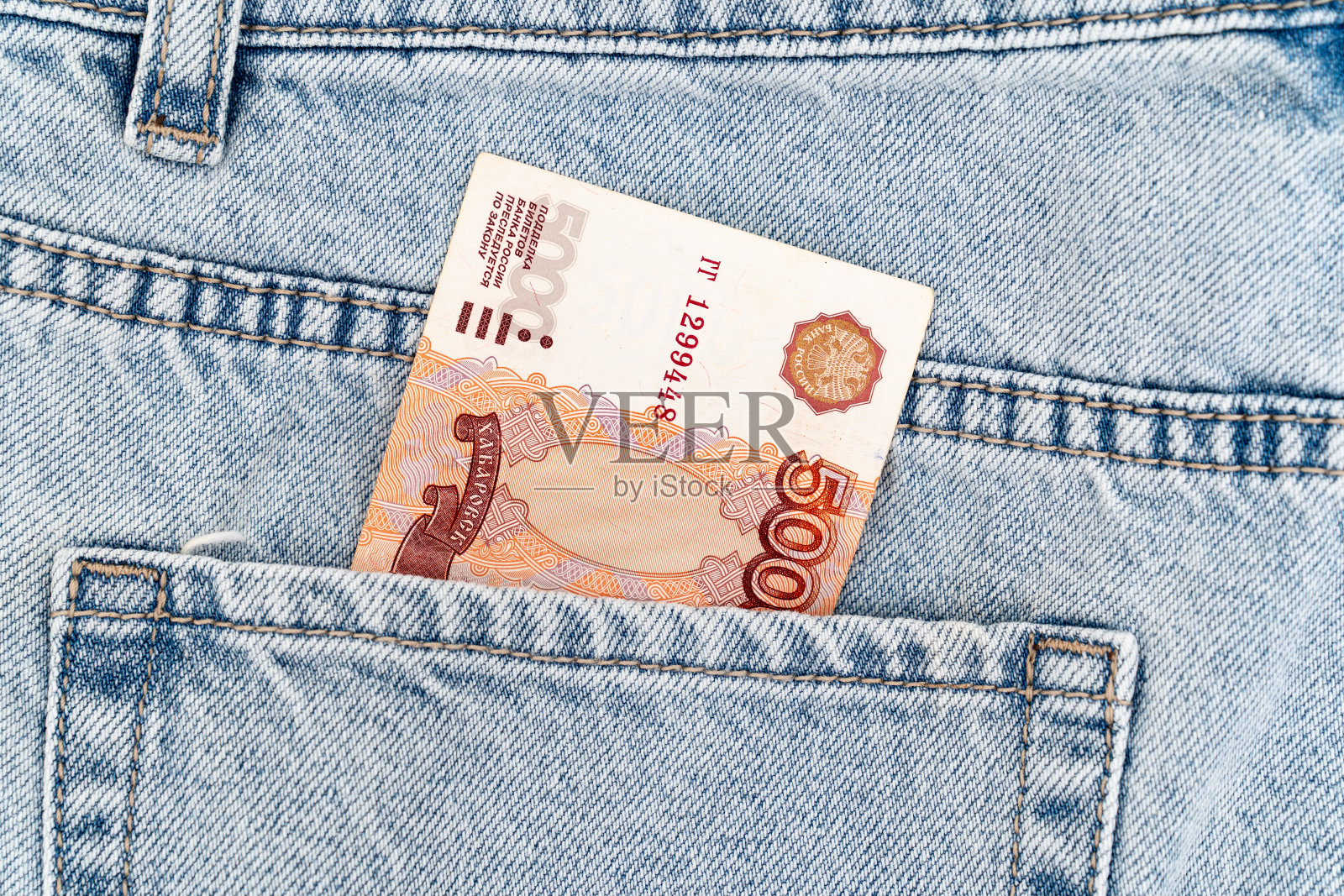 蓝色牛仔裤口袋里的钞票。俄罗斯5000钞票照片摄影图片