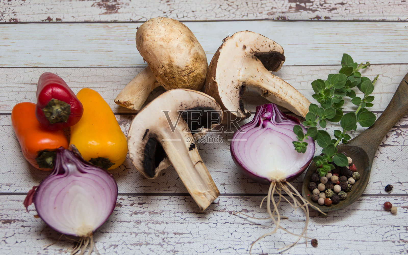 香菇和有机菜园里的新鲜蔬菜照片摄影图片
