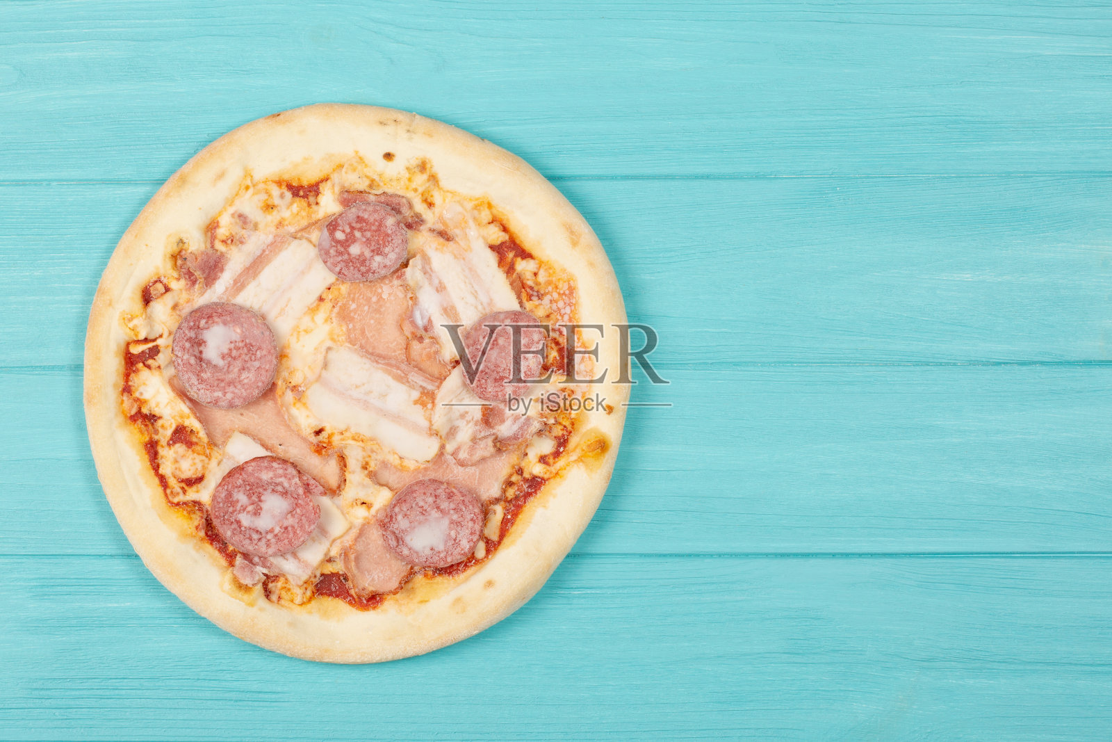 木制背景的披萨照片摄影图片