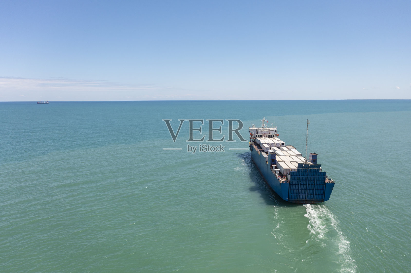 滚装船在运输中的鸟瞰图。照片摄影图片