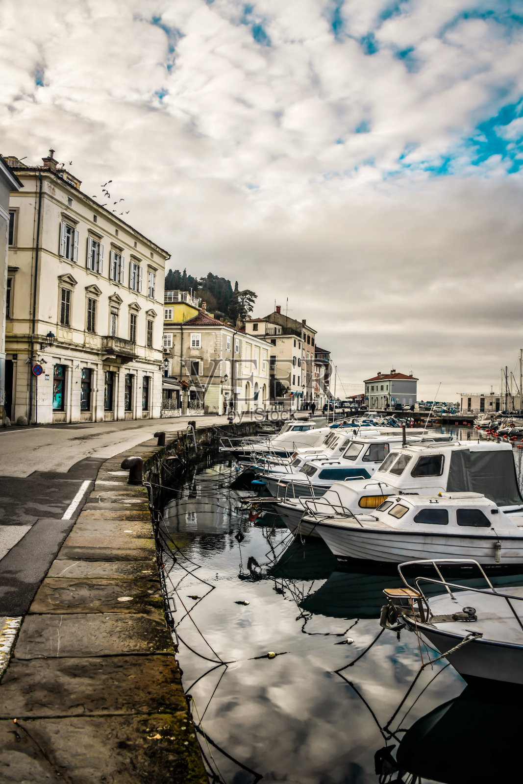 斯洛文尼亚皮兰港停泊船只附近的旧建筑照片摄影图片