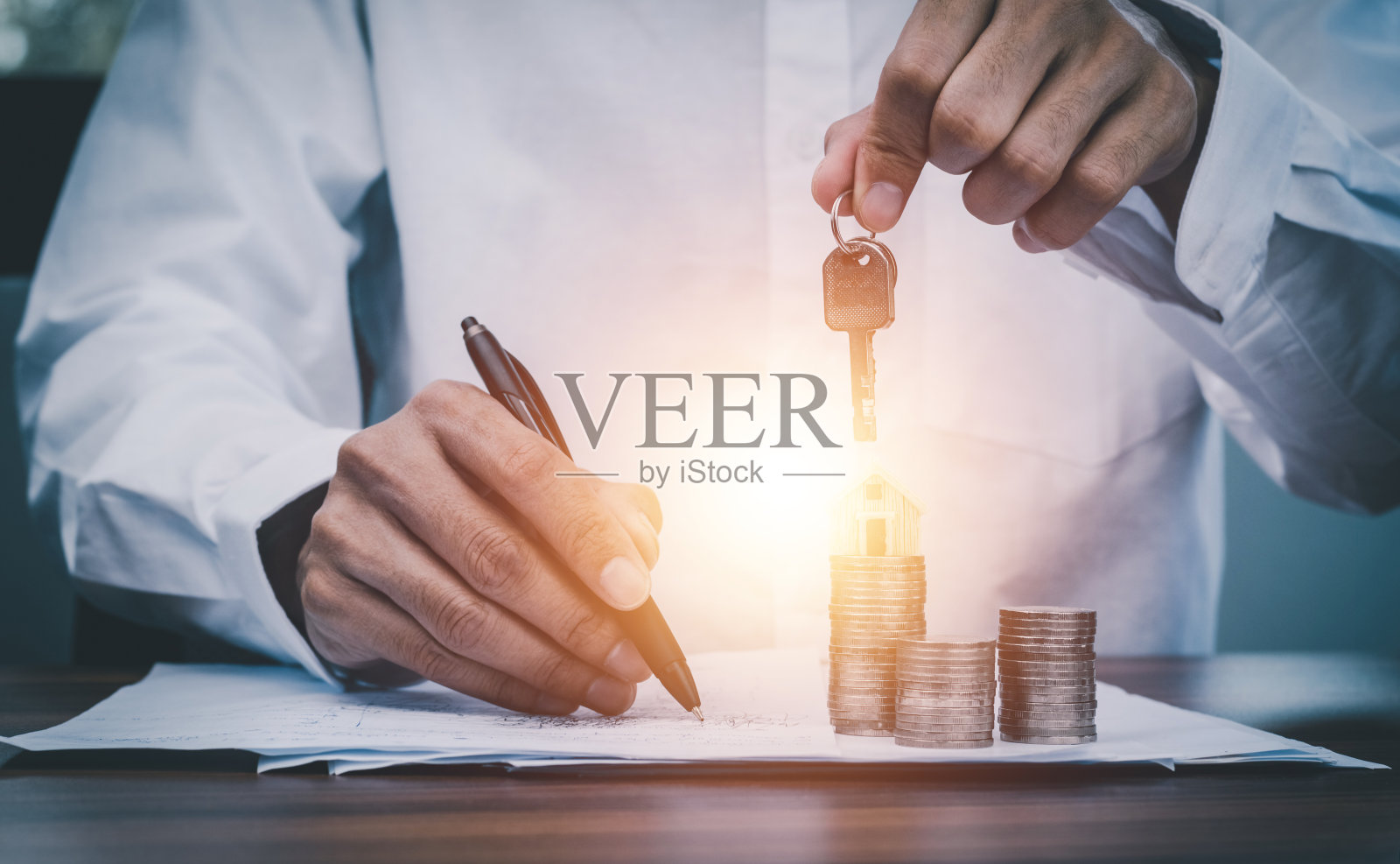 银行经理批准住房抵押贷款和住房贷款。照片摄影图片