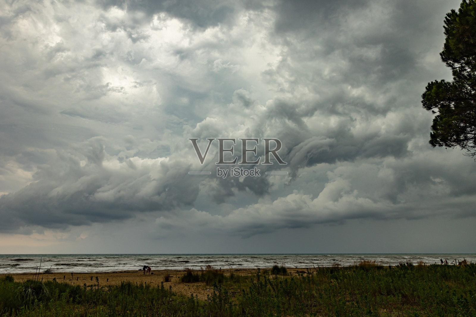 巨大的风暴和黑色的风暴云在亚得里亚海上空移动照片摄影图片