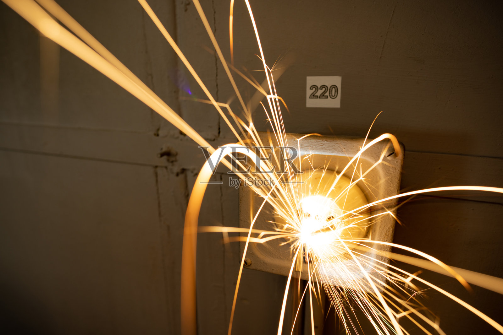 电源插座与220伏电缆火花与电火花照片摄影图片