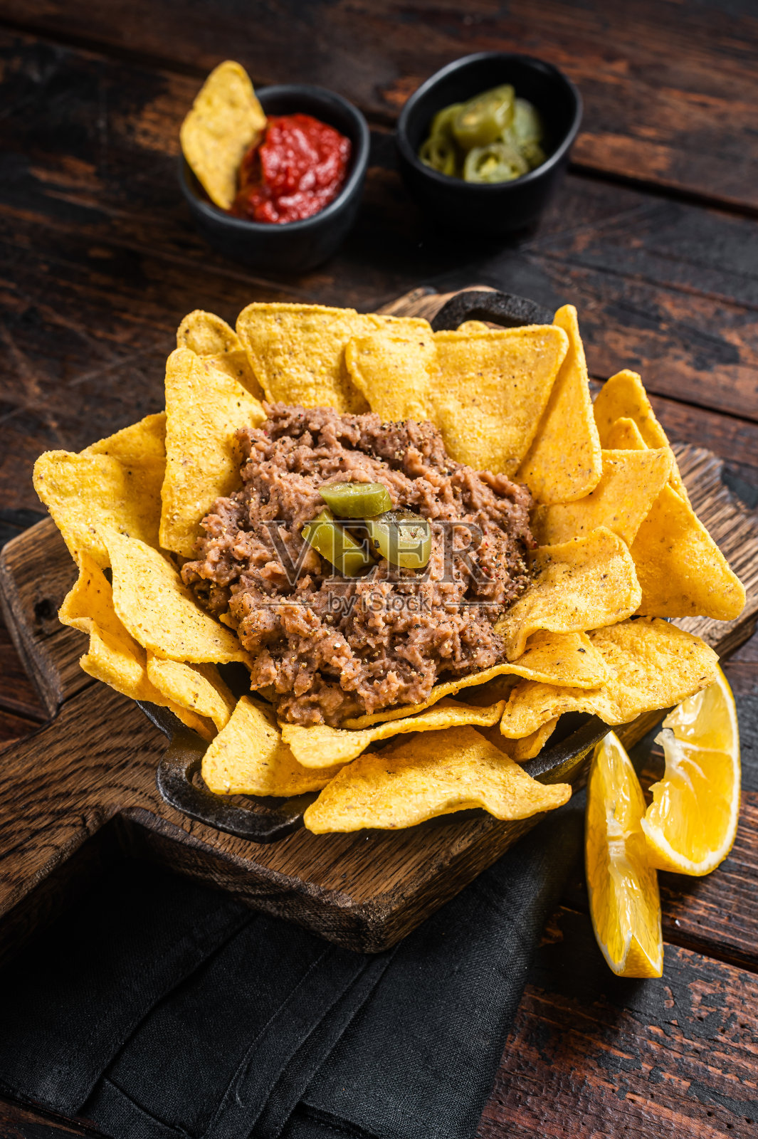 墨西哥烤干酪辣味玉米片,用平底锅煎。木制背景。俯视图照片摄影图片