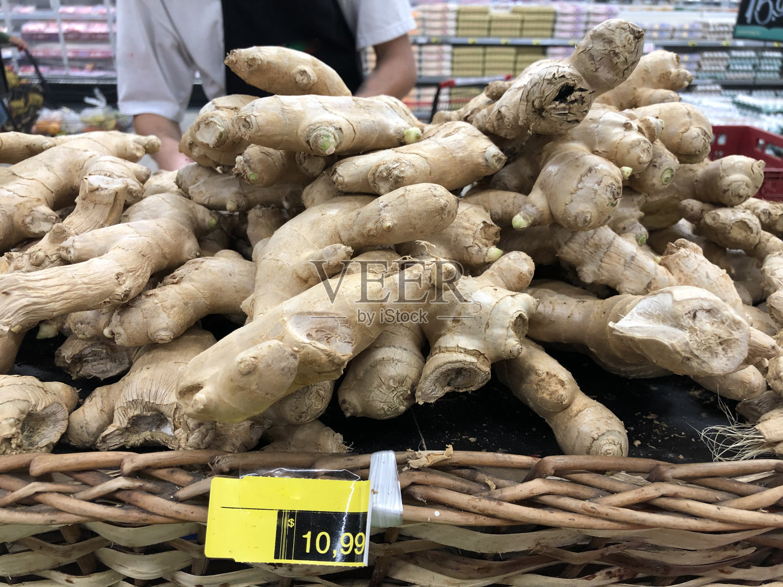 超市里的姜,在篮子里照片摄影图片