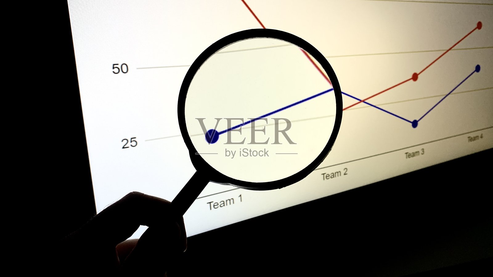 办公室职员向他的同事做演示照片摄影图片