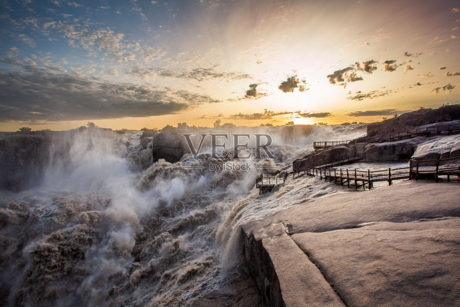 瀑布在洪水照片摄影图片