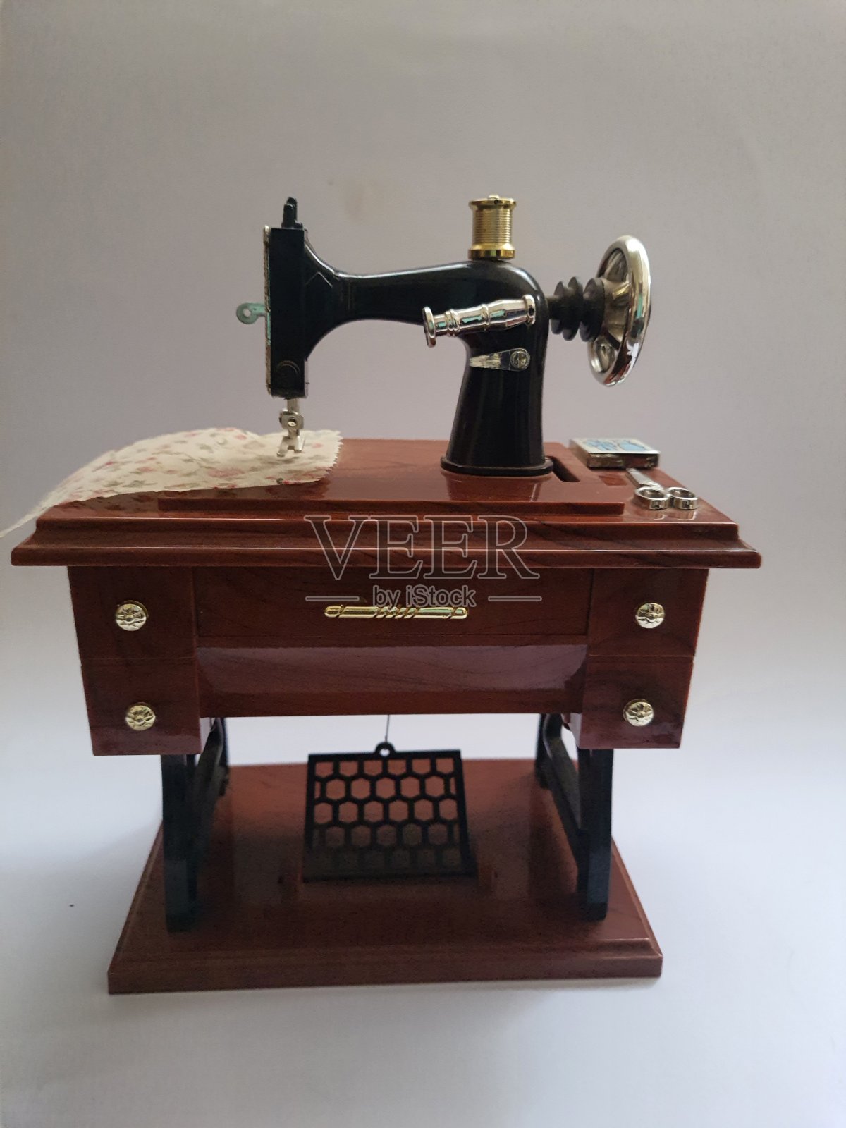 迷你缝纫机孤立在白色背景上。照片摄影图片