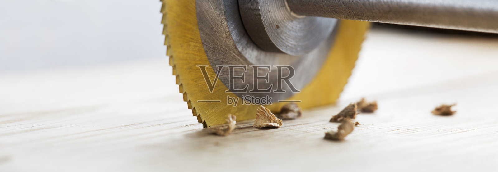 圆锯切割木板。橡木块圆铣削。照片摄影图片