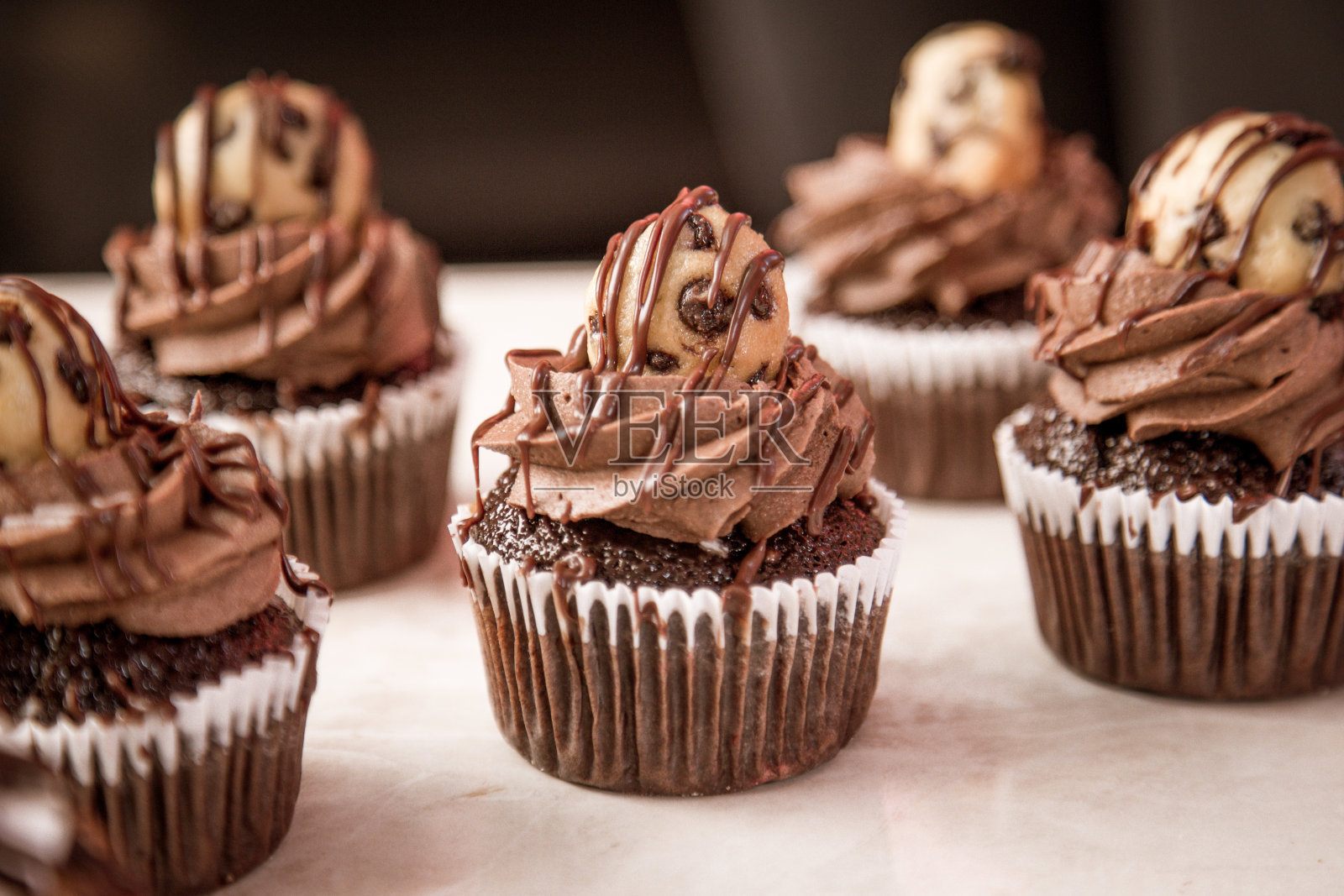 巧克力曲奇纸杯蛋糕照片摄影图片