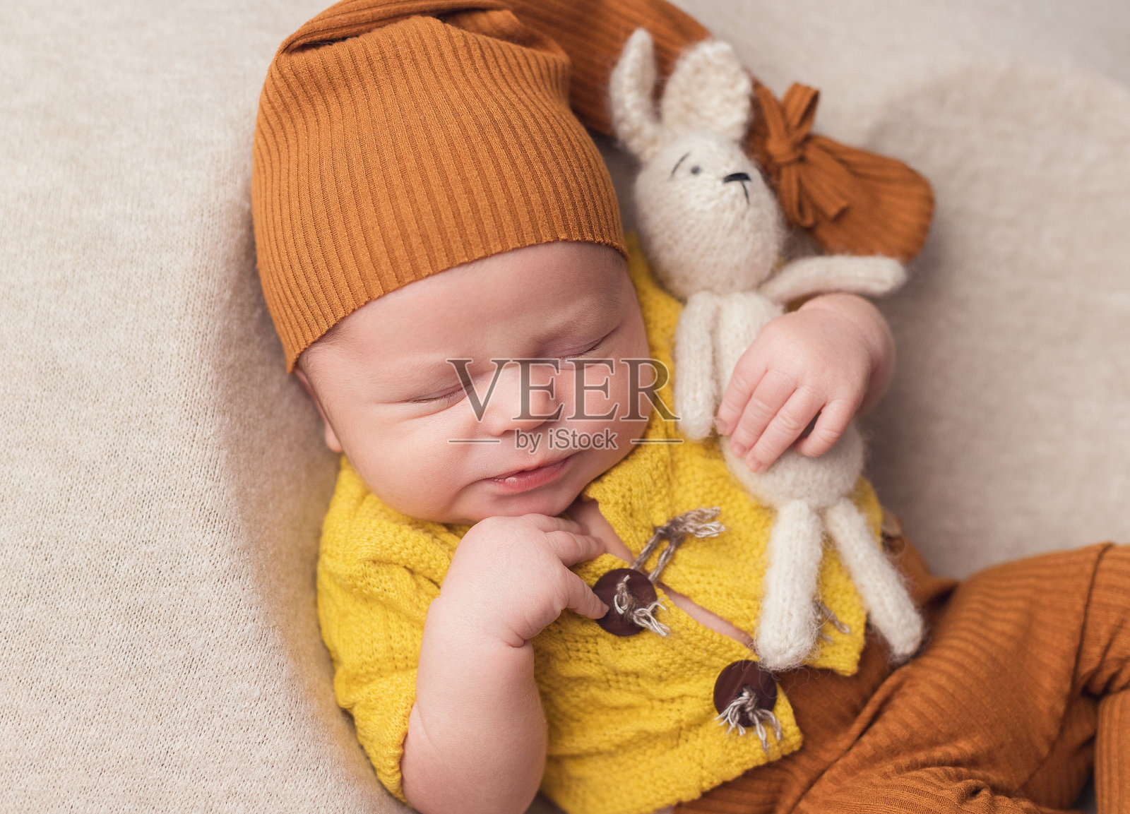 一个穿着侏儒服装的新生婴儿正在睡觉照片摄影图片