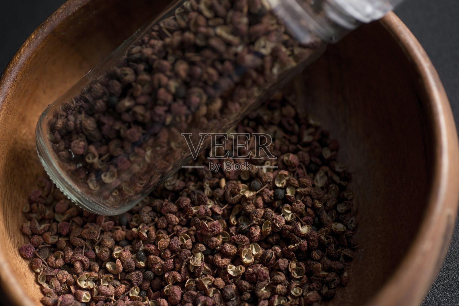 木碗里的干花椒。照片摄影图片