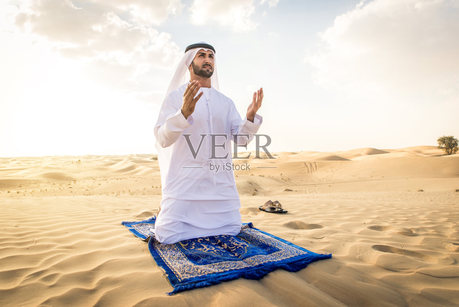 沙漠中的阿拉伯人照片摄影图片