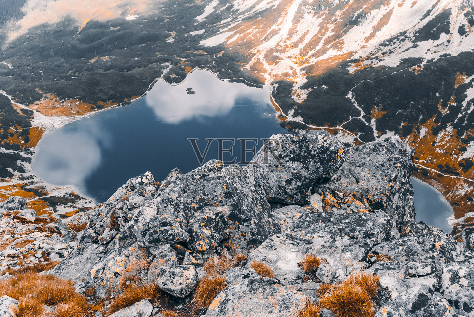 波兰的泰特拉山脉有一个湖泊照片摄影图片