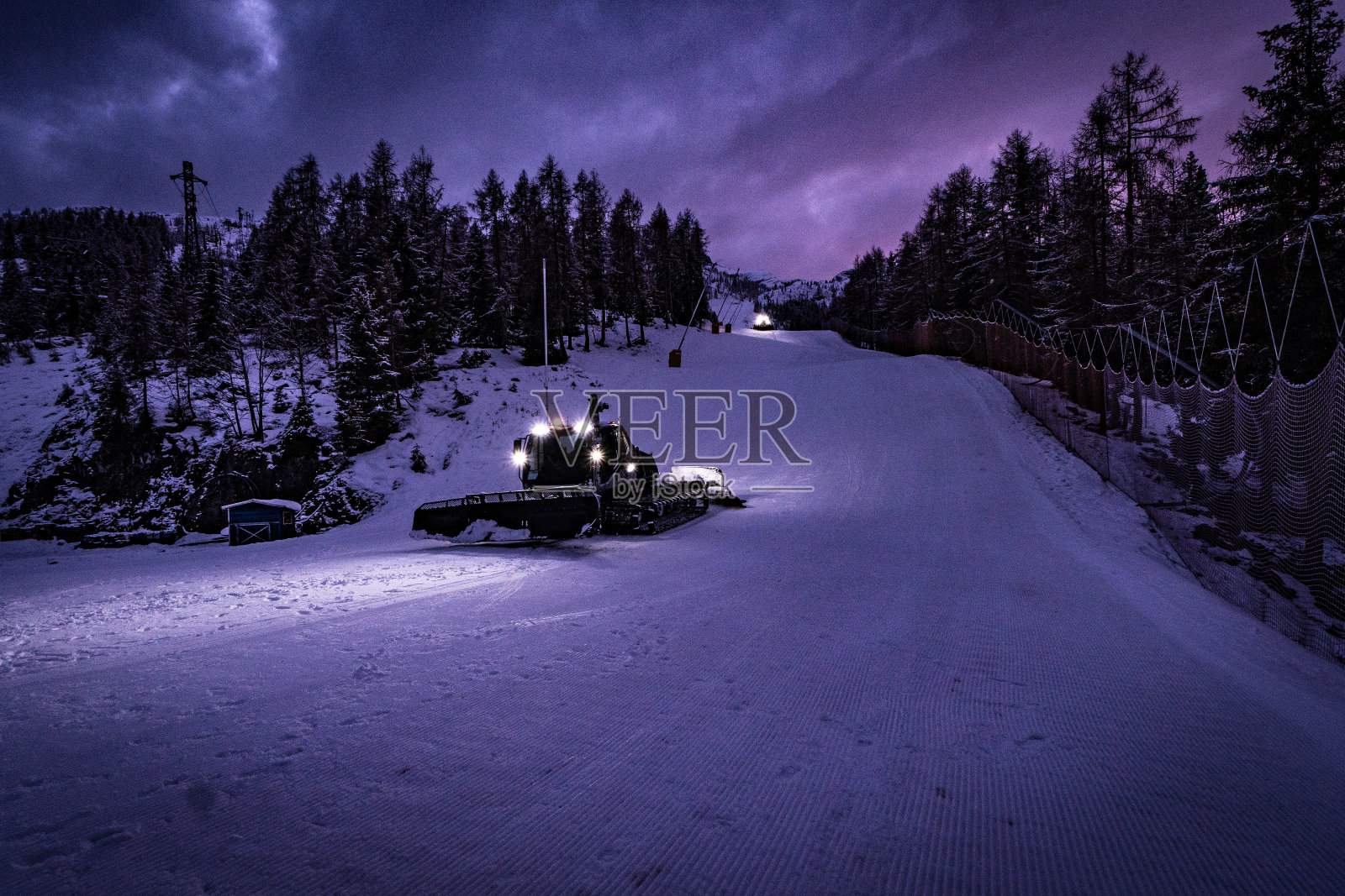 晚上雪地履带式车辆照片摄影图片