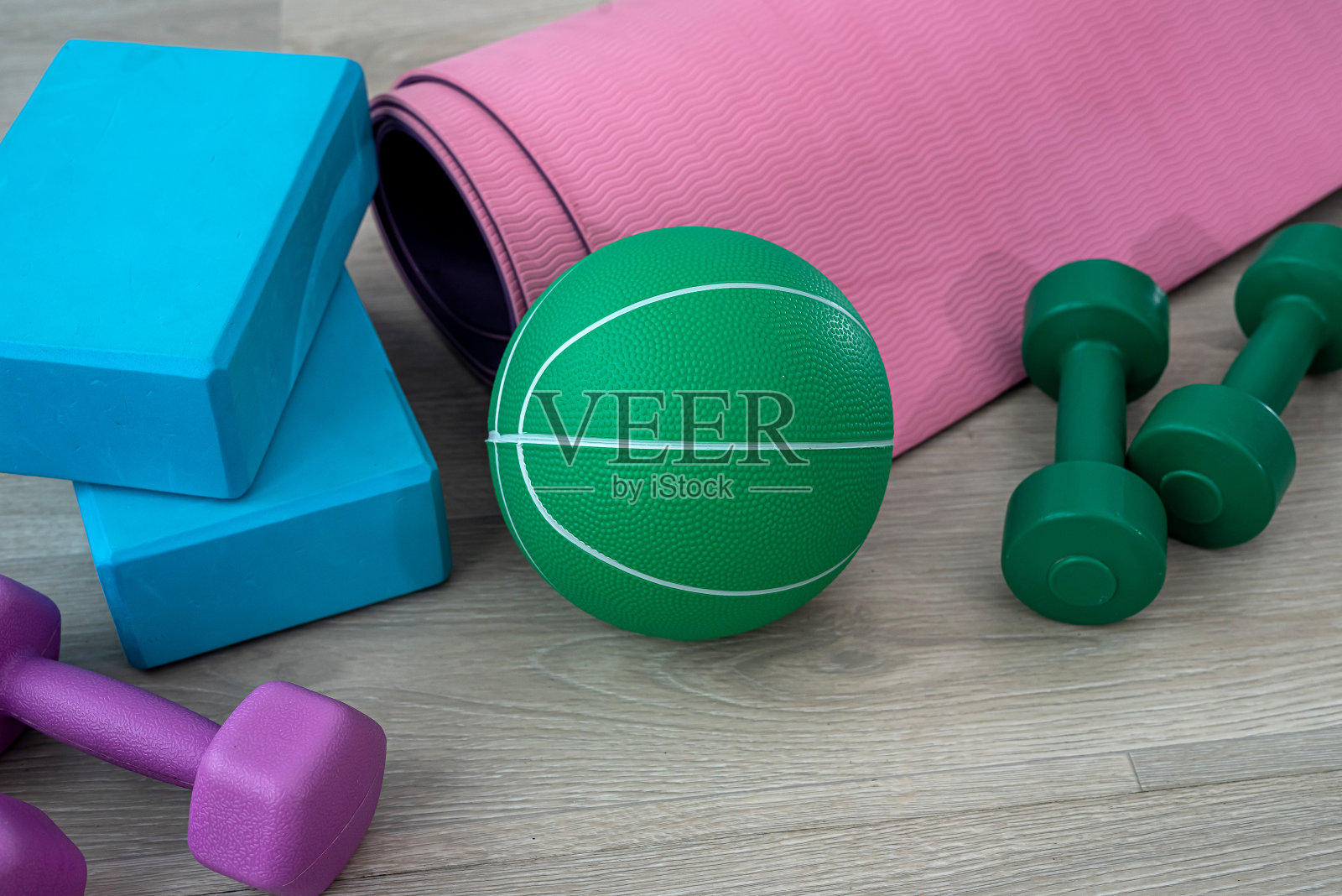 健身房里摆放着各种各样的运动器材,等待着前来训练的顾客。照片摄影图片