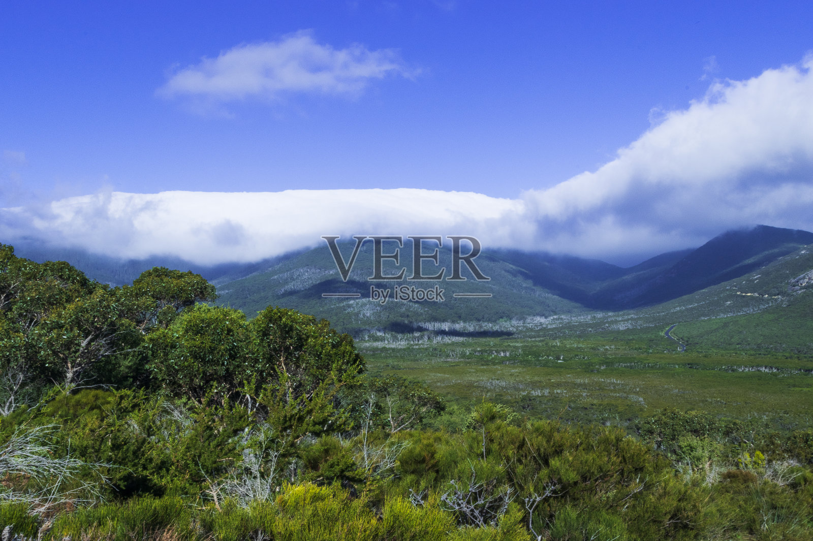 澳大利亚山脉上的威尔逊海角云照片摄影图片