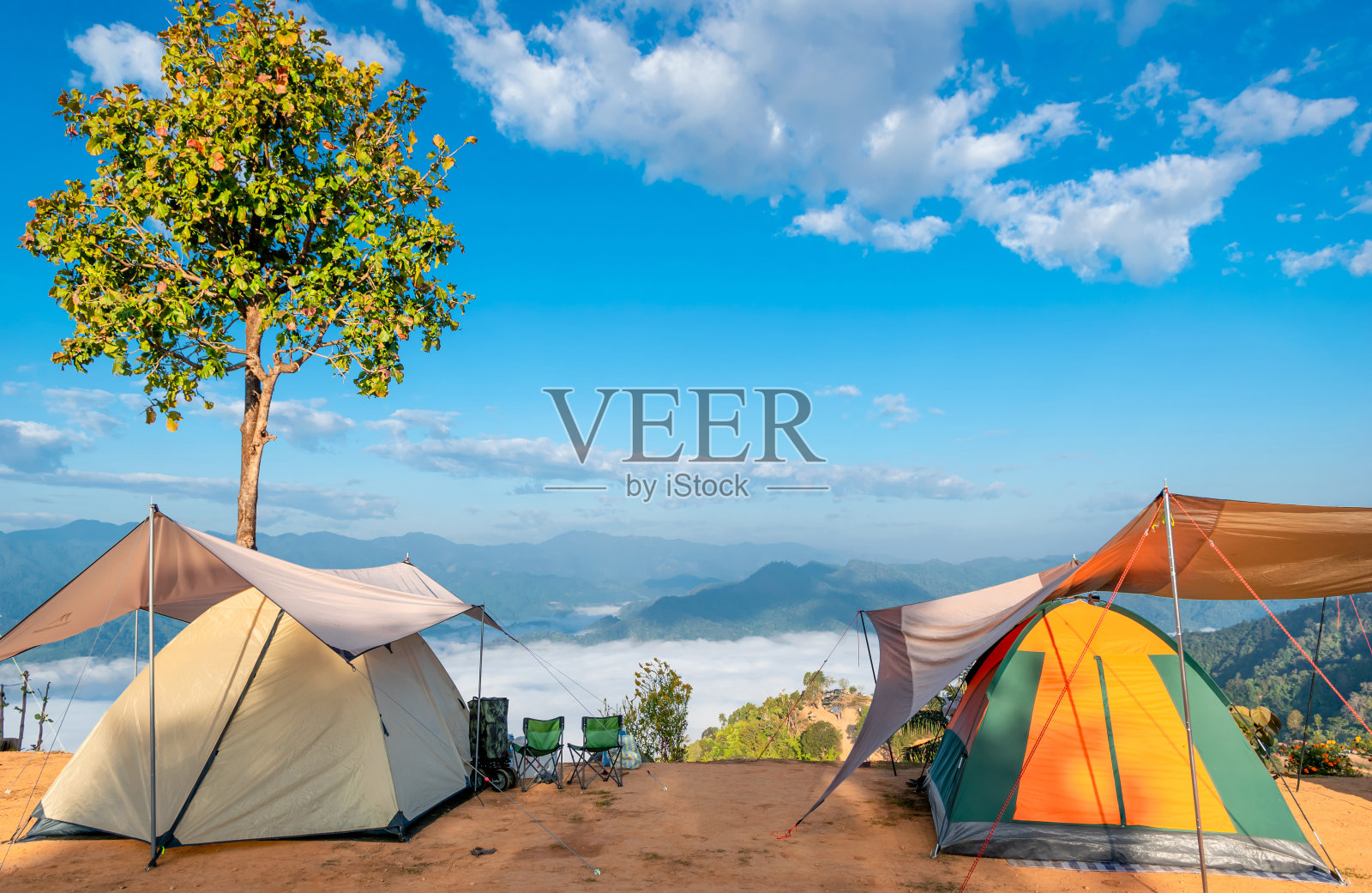 山地露营旅行帐篷“n”n和晨雾照片摄影图片