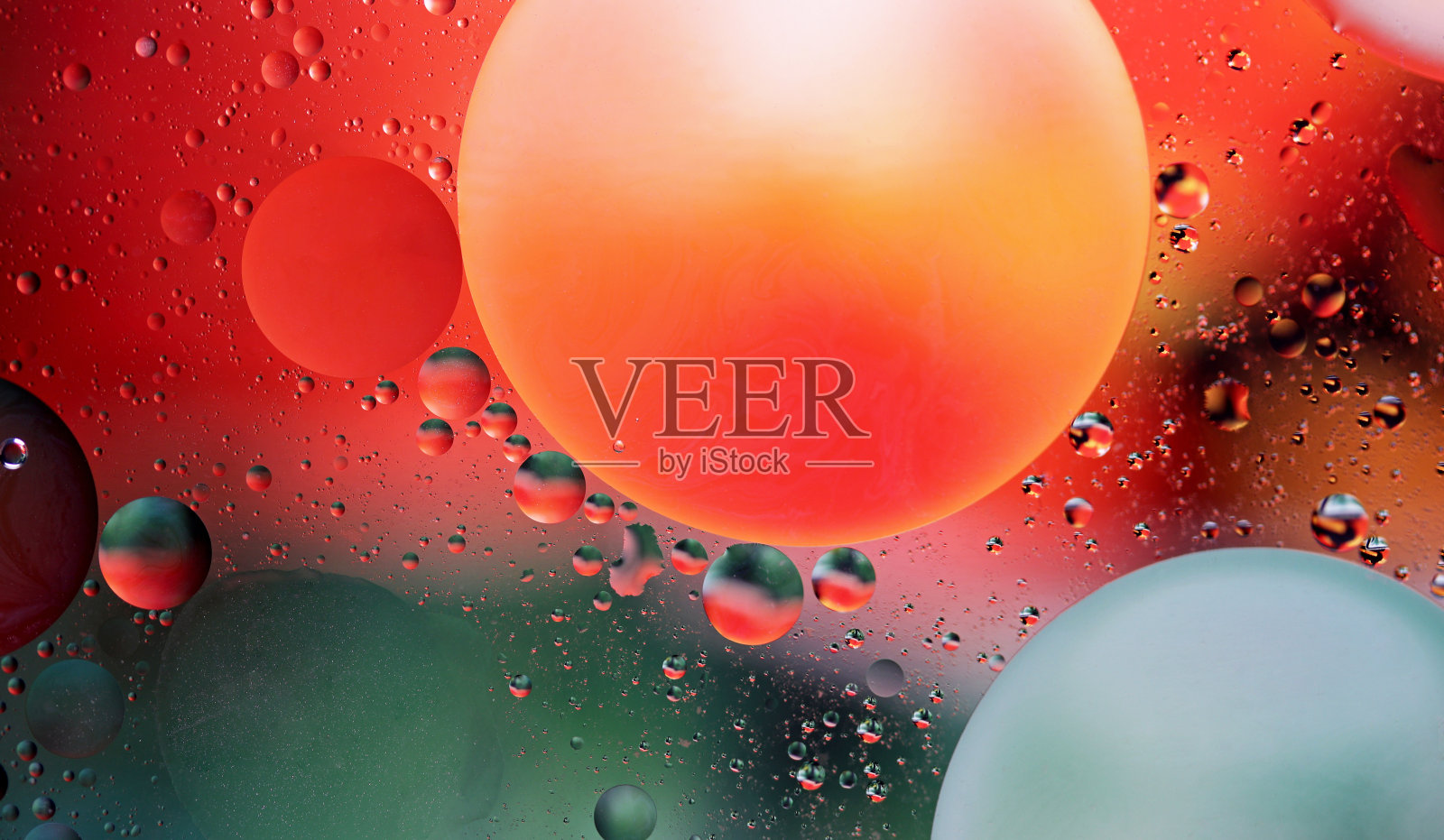 五颜六色的油滴在水面上照片摄影图片