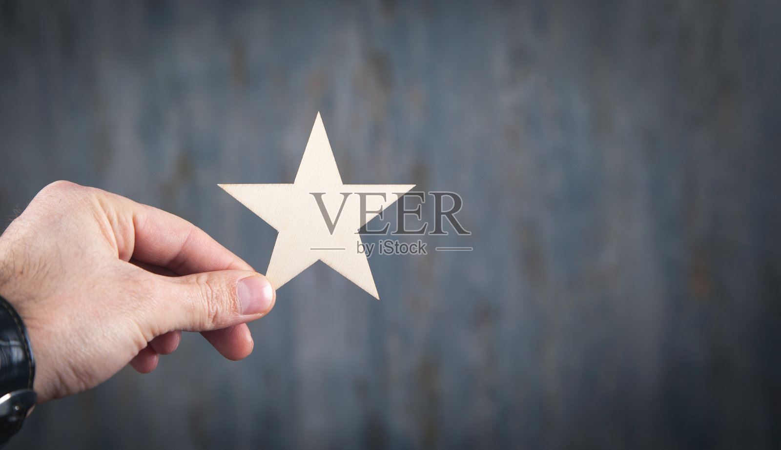 拿着木头星星的人。评级照片摄影图片