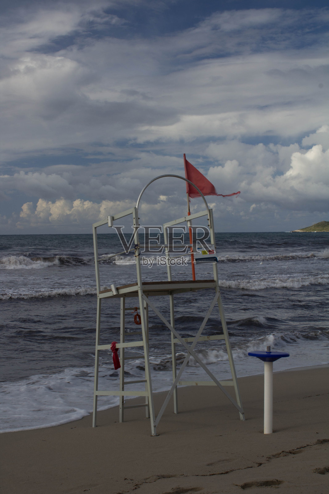 沙滩,波涛汹涌的大海和乌云照片摄影图片