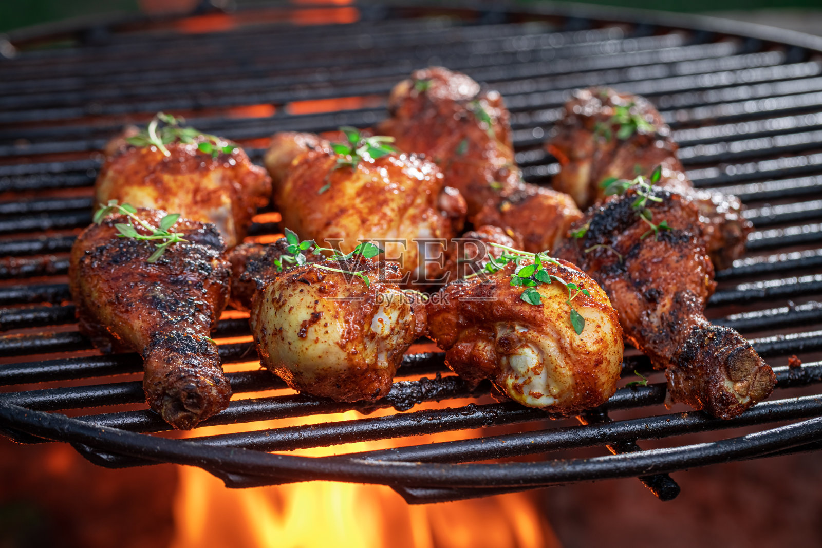 用蜂蜜和香料腌制的美味烤鸡腿。照片摄影图片
