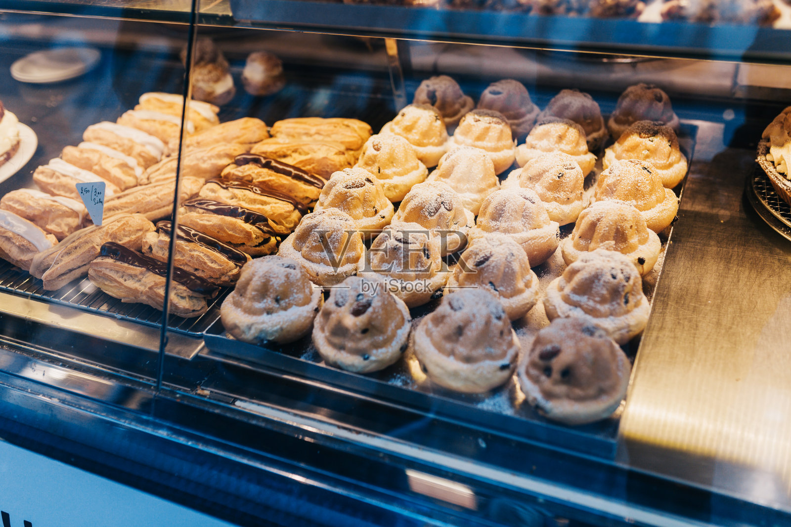 糕点店烘焙橱窗照片摄影图片