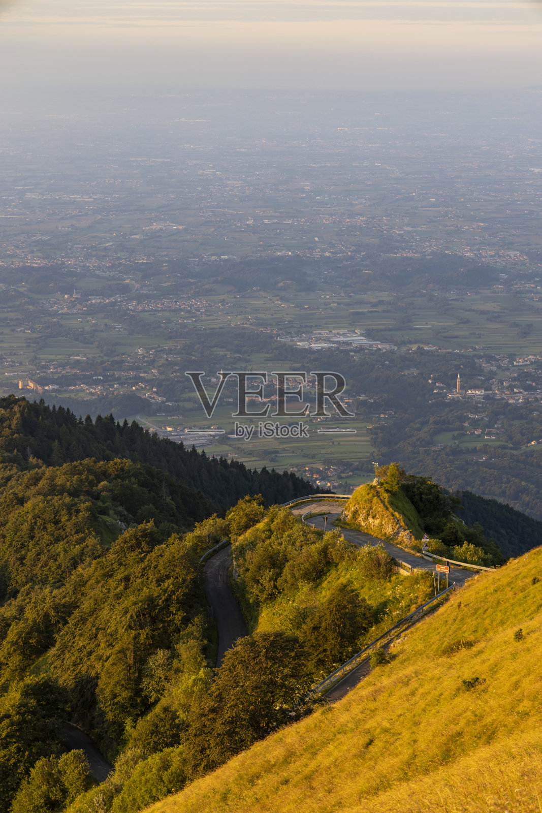 意大利北部,蒙特格拉帕附近的夏季景观照片摄影图片