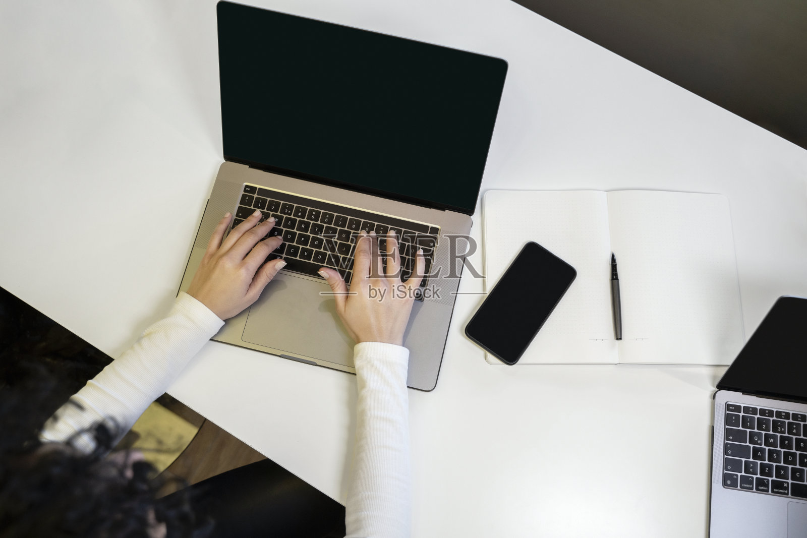 在笔记本电脑上工作的女商人的高角度视图照片摄影图片