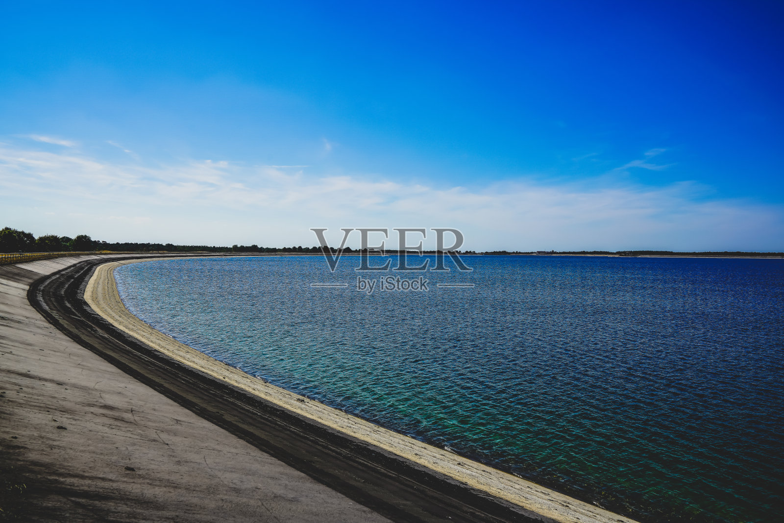 德国的一个水库。照片摄影图片