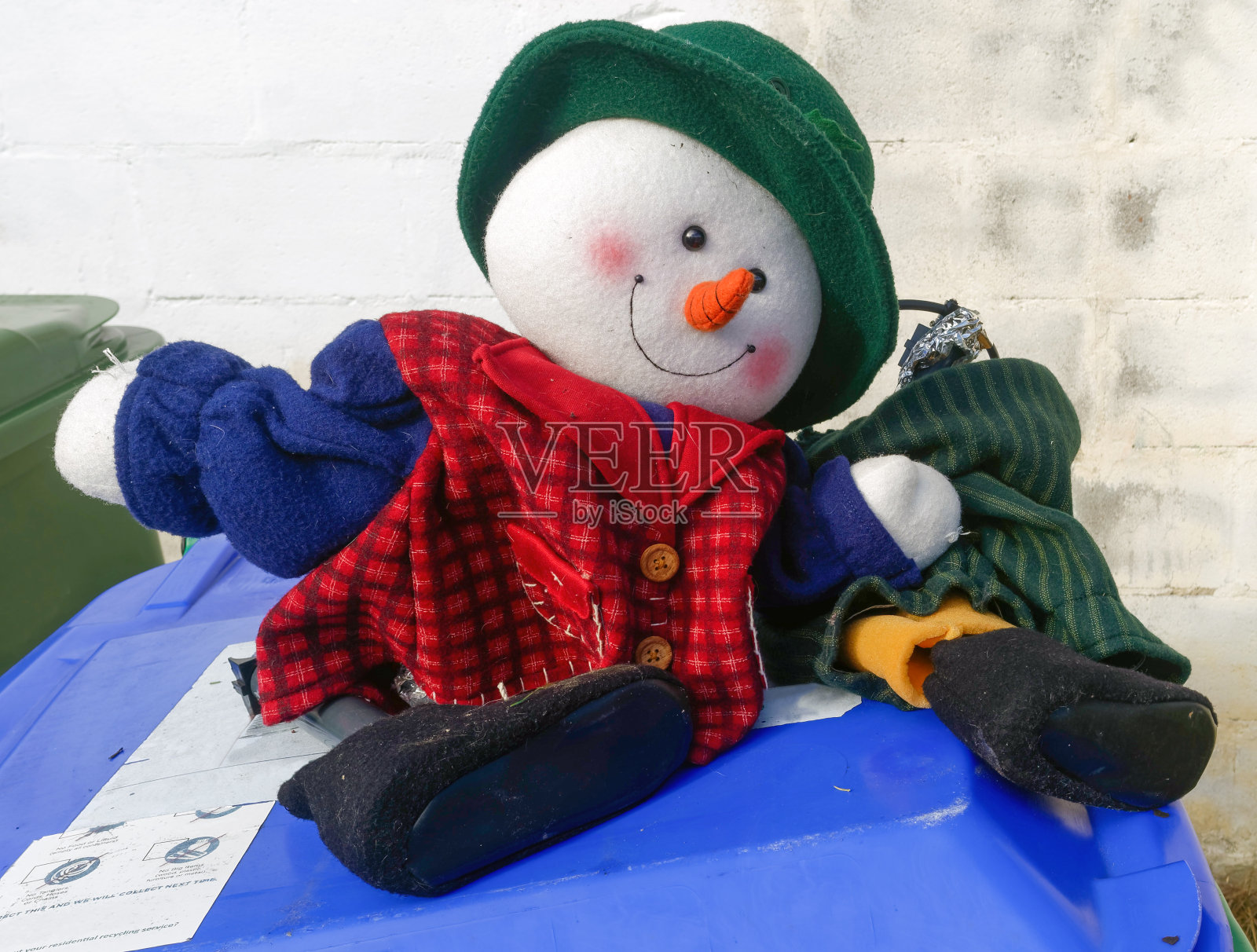 扔掉快乐雪人的装饰品照片摄影图片