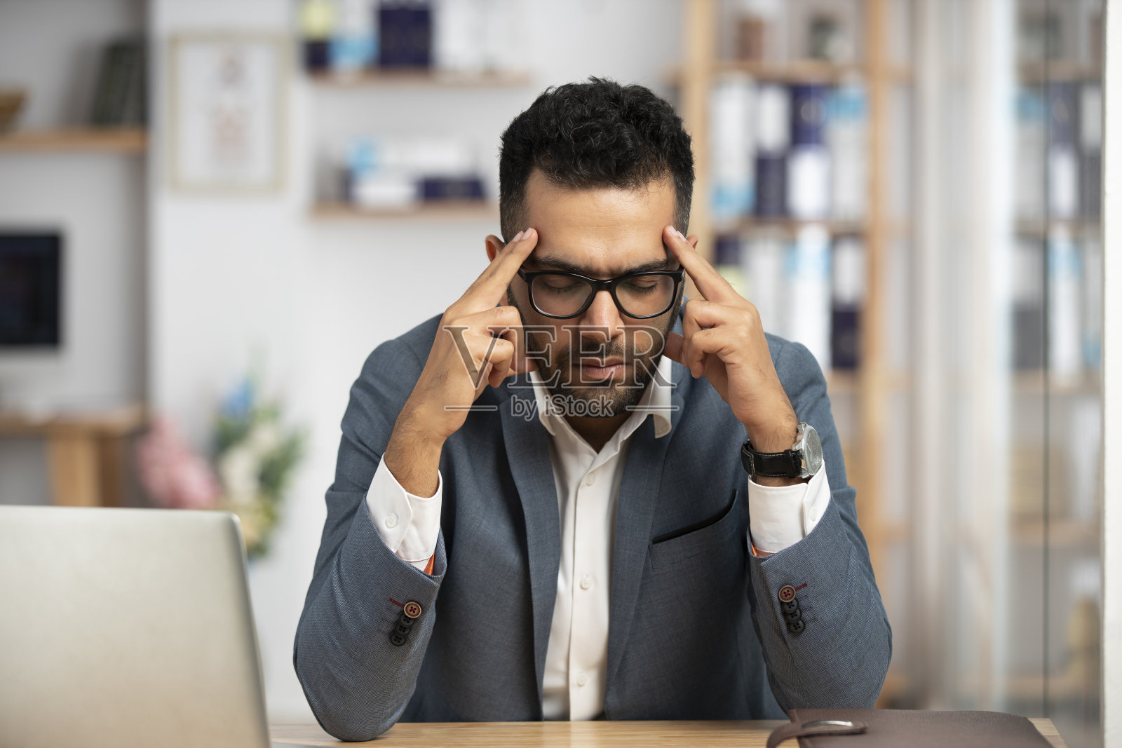 沮丧沮丧的交易员劳累过度或紧张的库存照片照片摄影图片