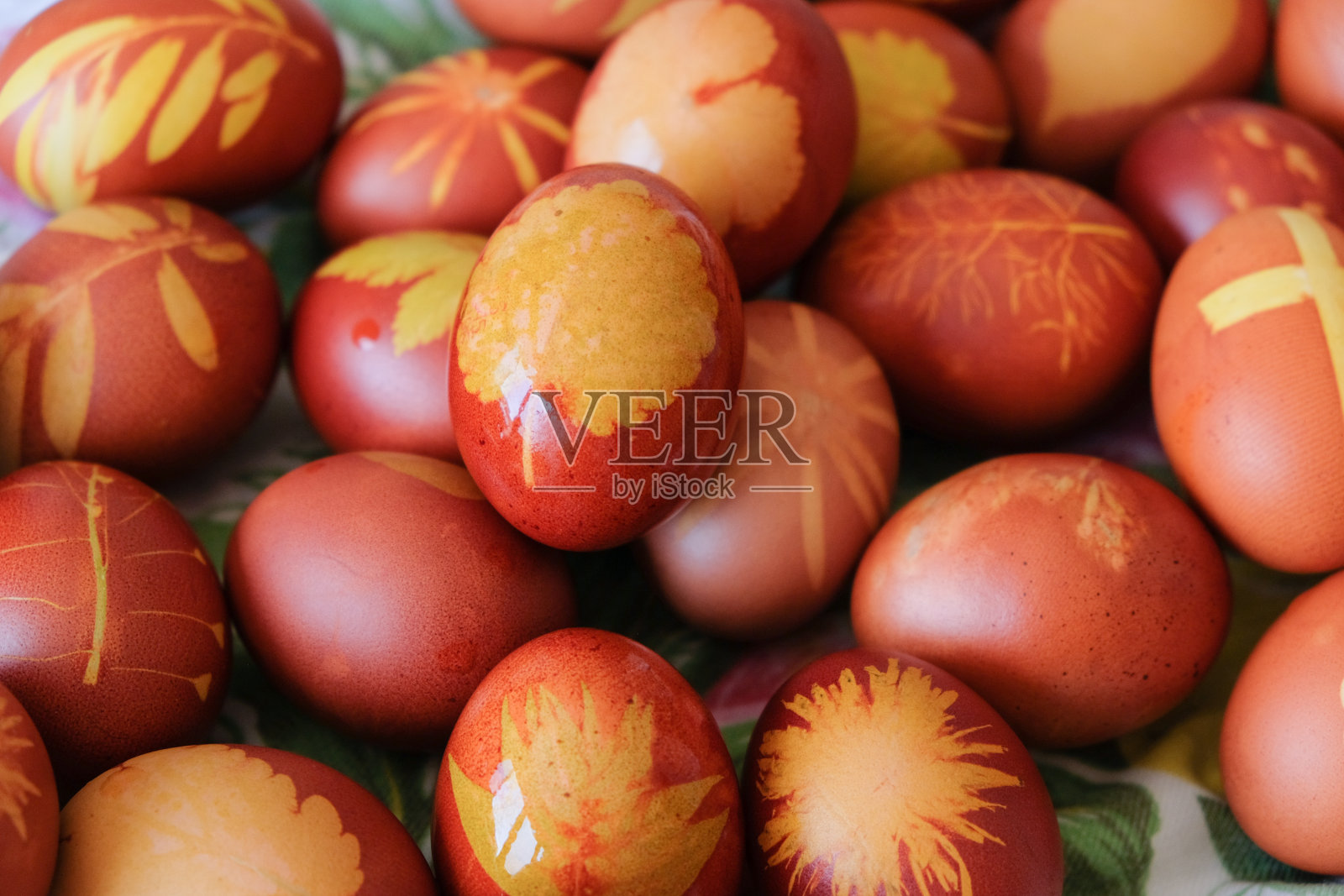 传统的复活节彩蛋与红色天然染料和草本印花图案照片摄影图片