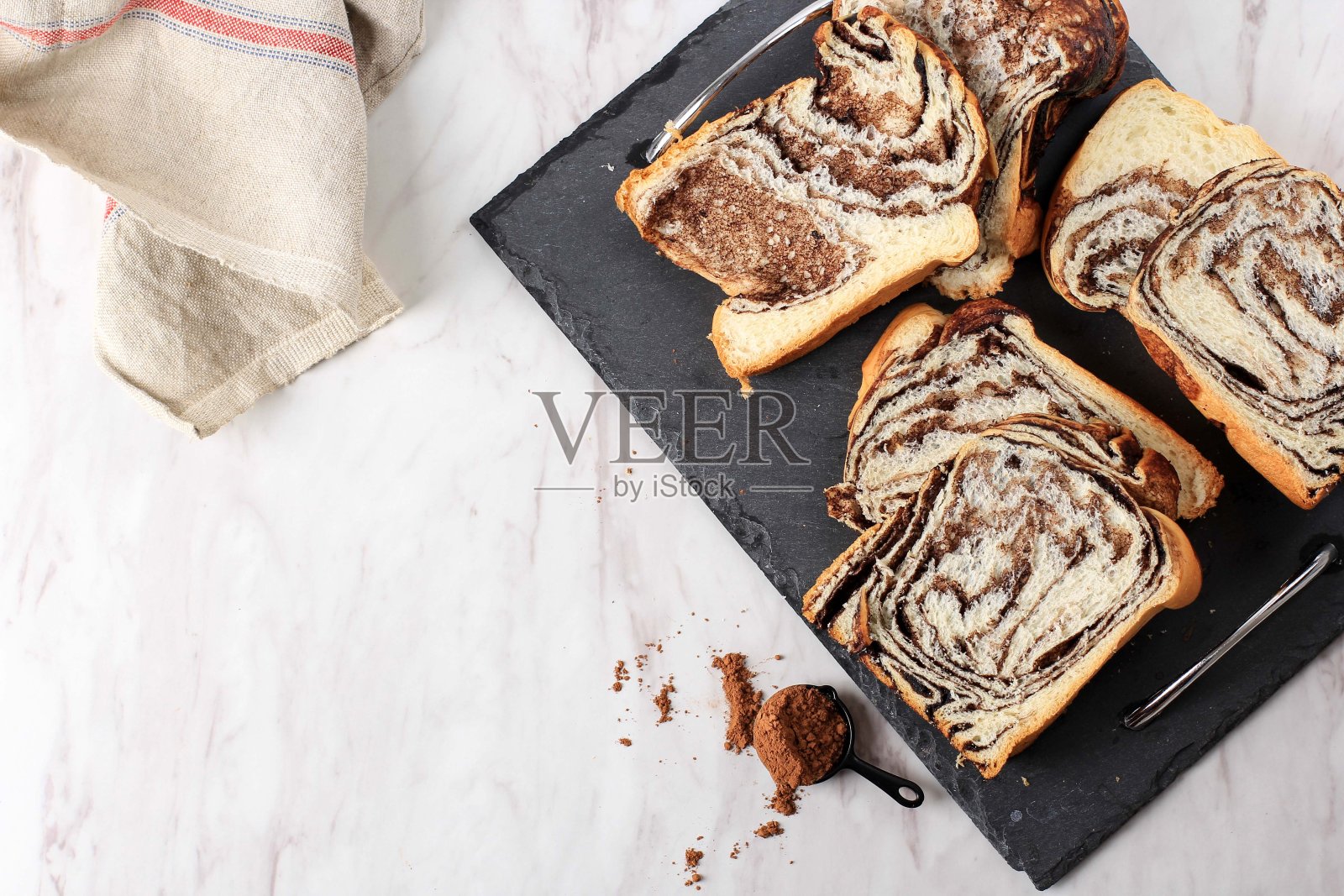 肉桂面包或奶油蛋糕。漩涡面包,自制早餐糕点,白色背景,特写。照片摄影图片