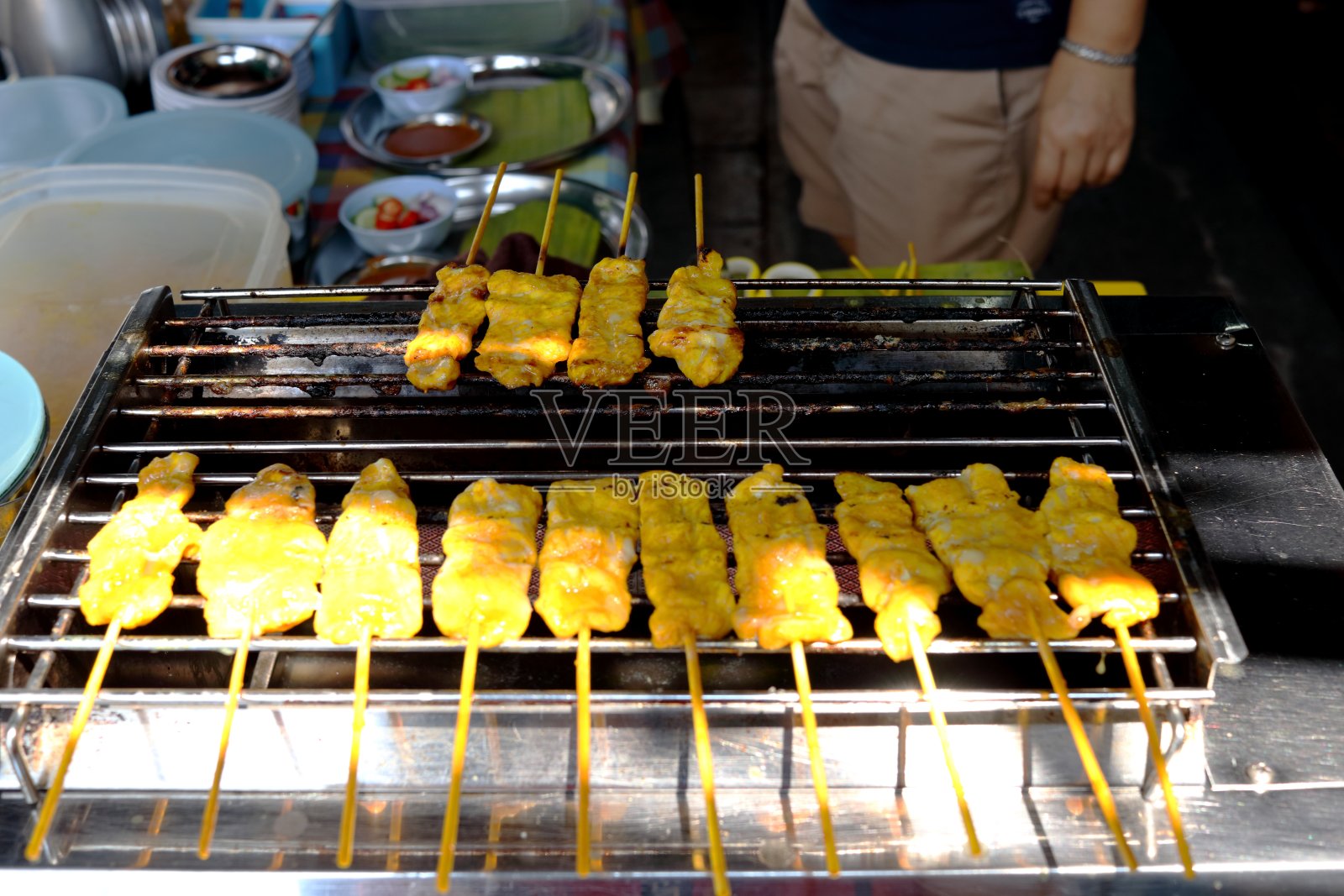 烤炉上的沙爹猪肉棒。照片摄影图片