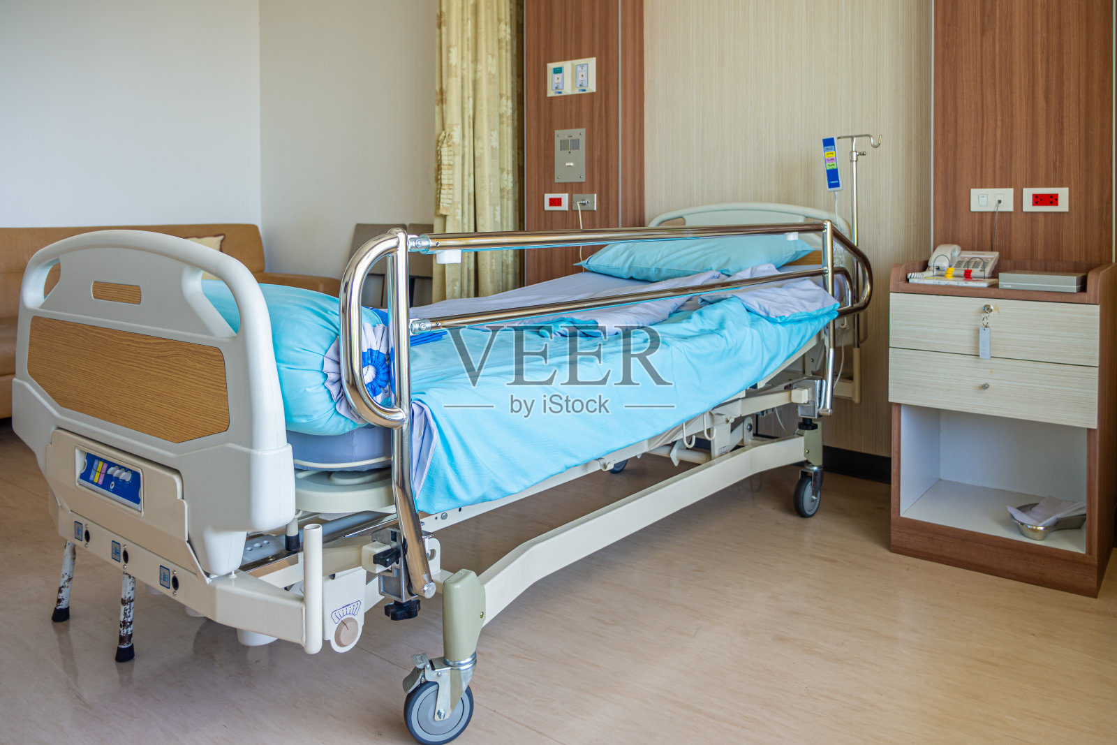 住院病房里的电子可调节床和设施照片摄影图片