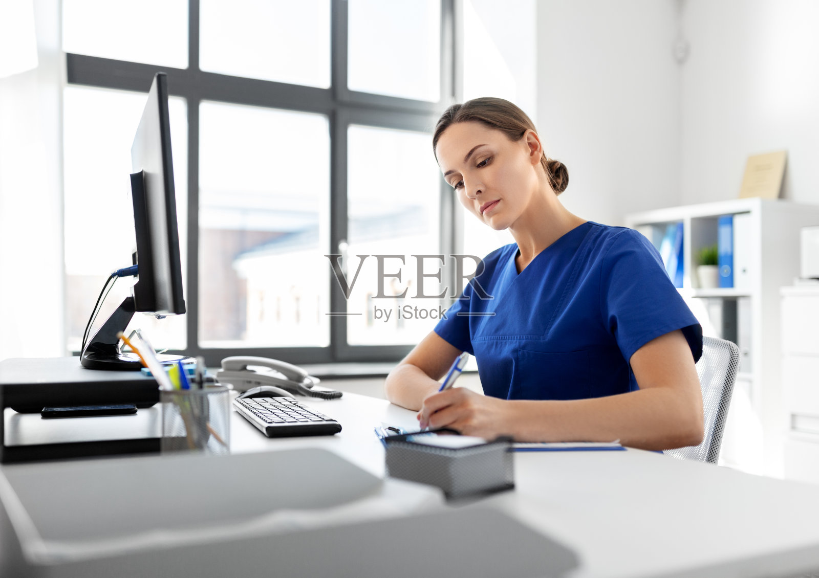 在医院工作的医生或护士照片摄影图片