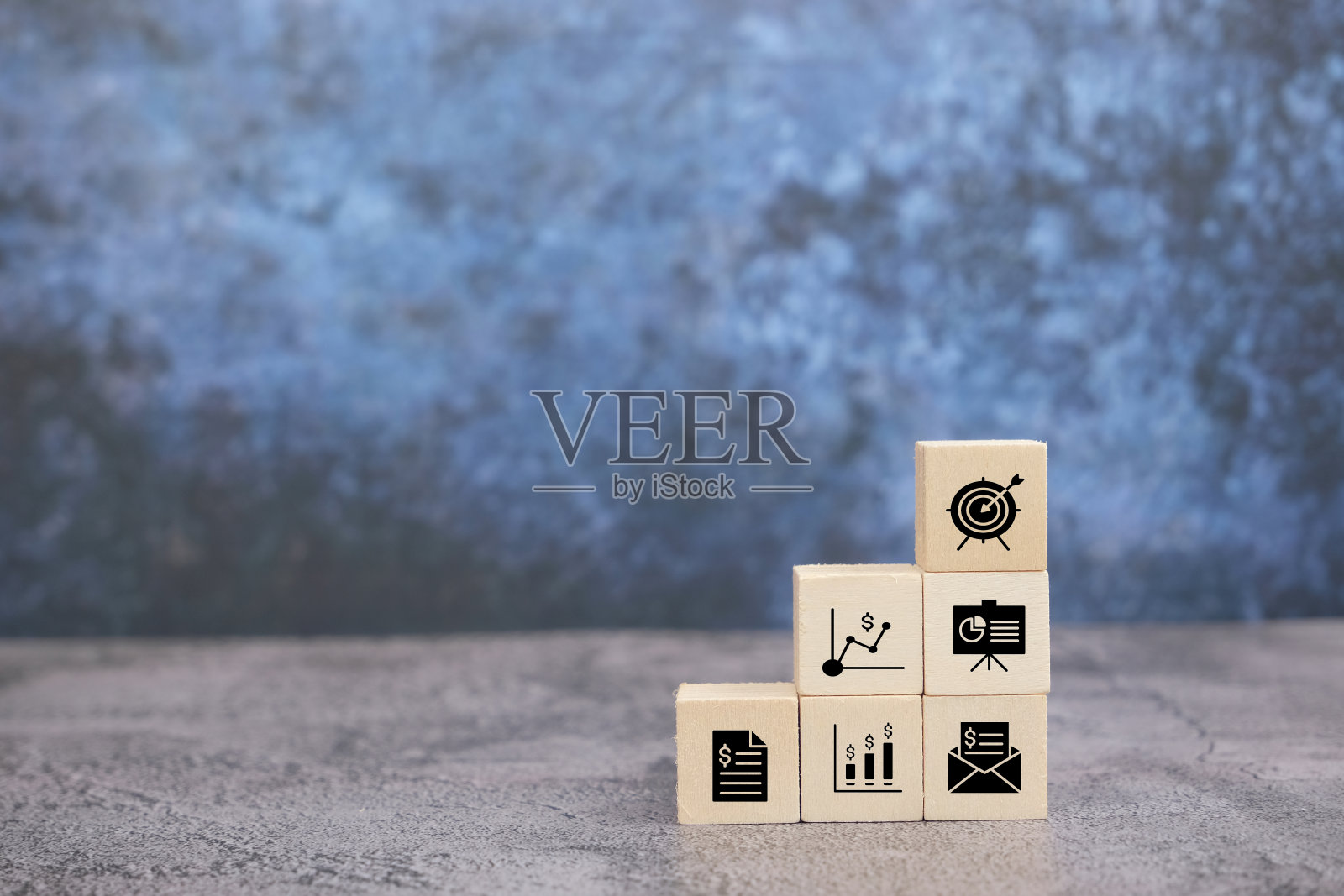 木块叠加图标箭头和商业理念,专注于商业主题。照片摄影图片