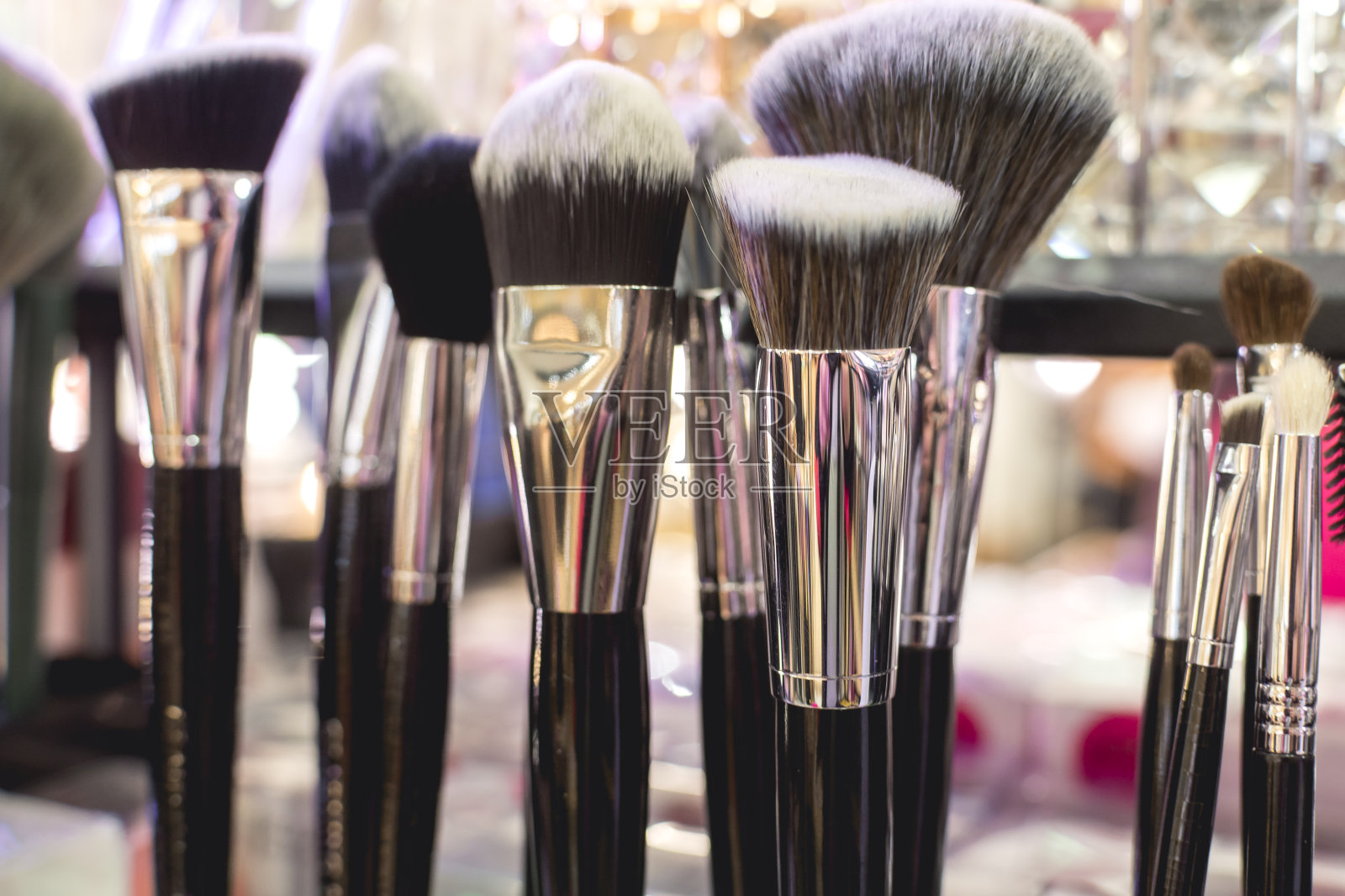 在美容商店出售的彩色化妆刷的特写。照片摄影图片