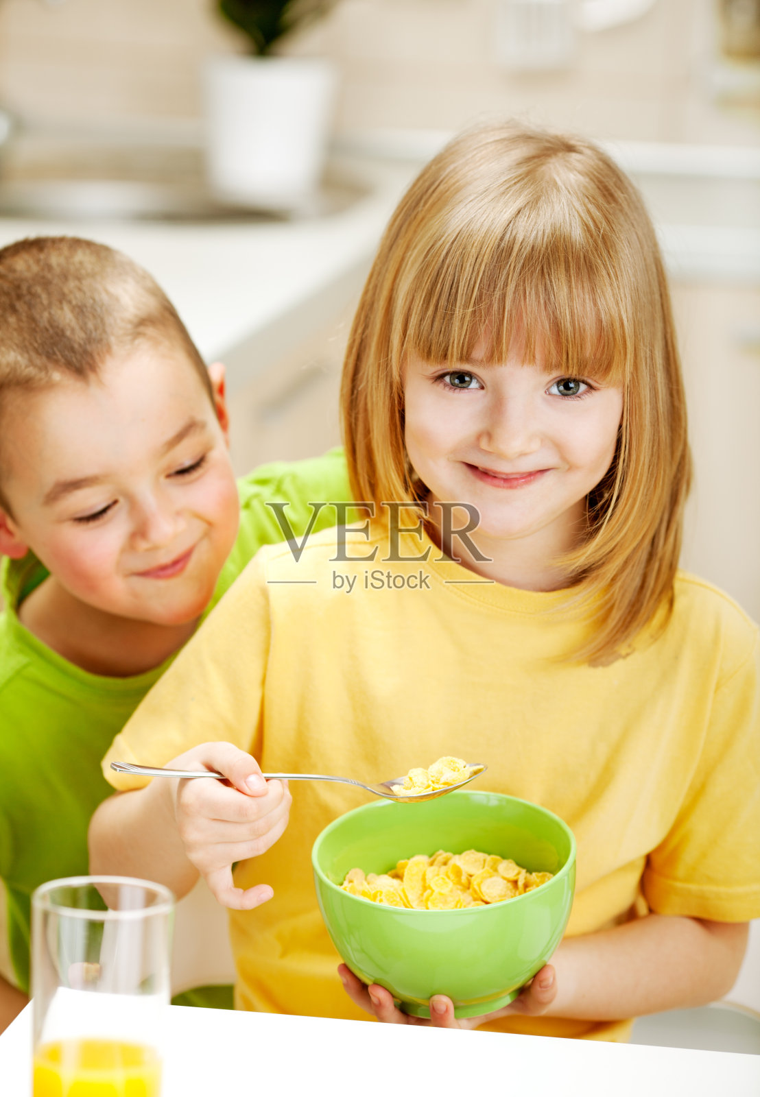女孩吃玉米片照片摄影图片