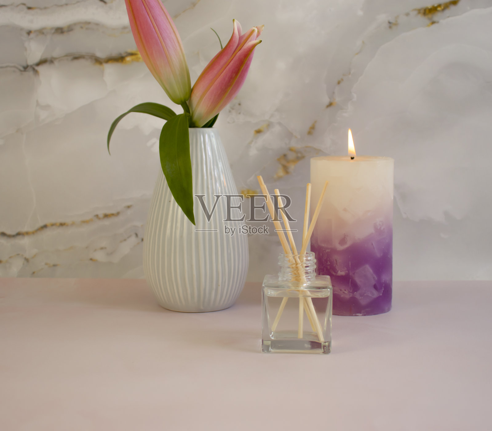 家居香水,装饰背景上的百合花照片摄影图片