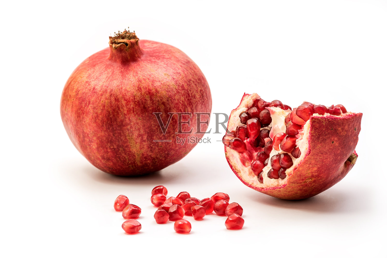 美味的石榴配上白色照片摄影图片