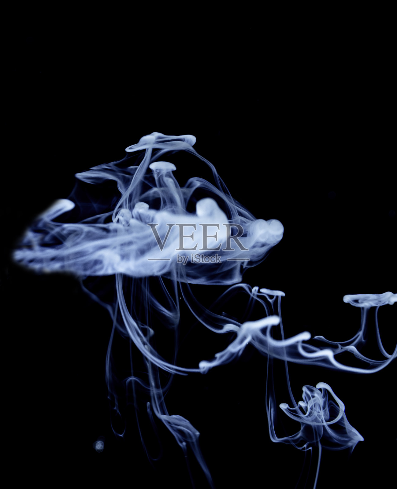 在黑色背景上现实的彩色雾。照片摄影图片