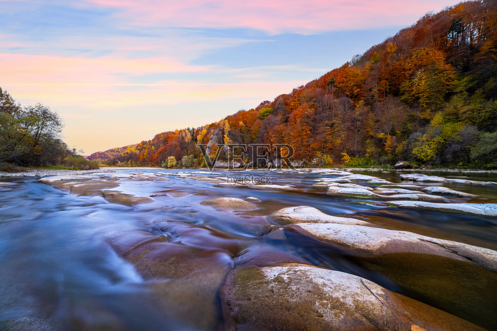 河流湍急,河岸上有秋天的森林照片摄影图片