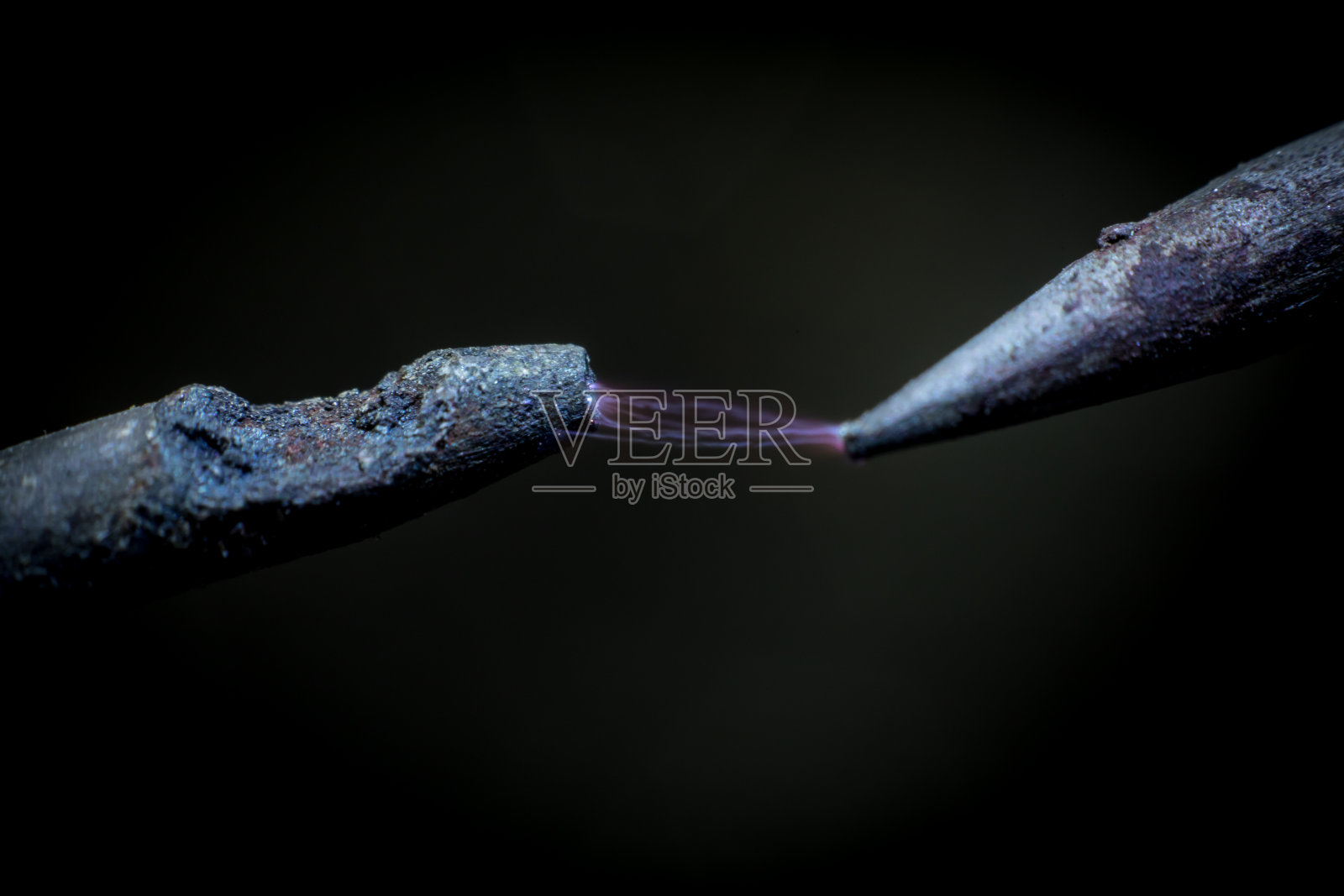 电缆特写与发光的电闪雷鸣。微距镜头照片摄影图片