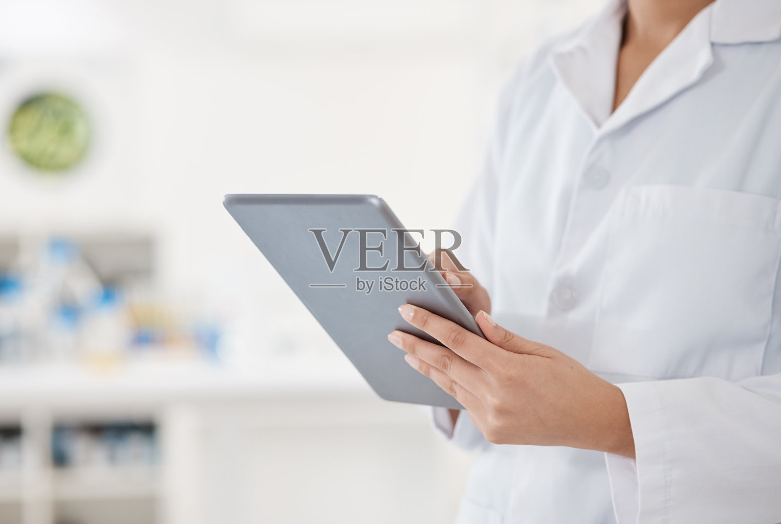 这张特写拍摄的是一位无法辨认的科学家在实验室里使用数码平板电脑照片摄影图片